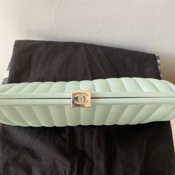 RARE authentic Chanel lamb skin clutch - Picture 5 of 14